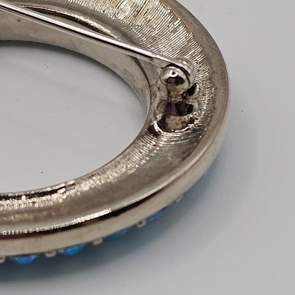 Vintage Unsigned Silver Toned Aqua Blue Rhinestone Circular Wreath Pin Brooch - Picture 15 of 16